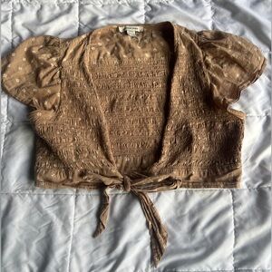 AMERICAN EAGLE TAN SMOCKED FONT-TIE TOP